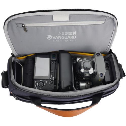 Vanguard Veo City S30 NV Omuz Çantası içerisine yerleştirilmiş tablet ve fotoğraf makinesi