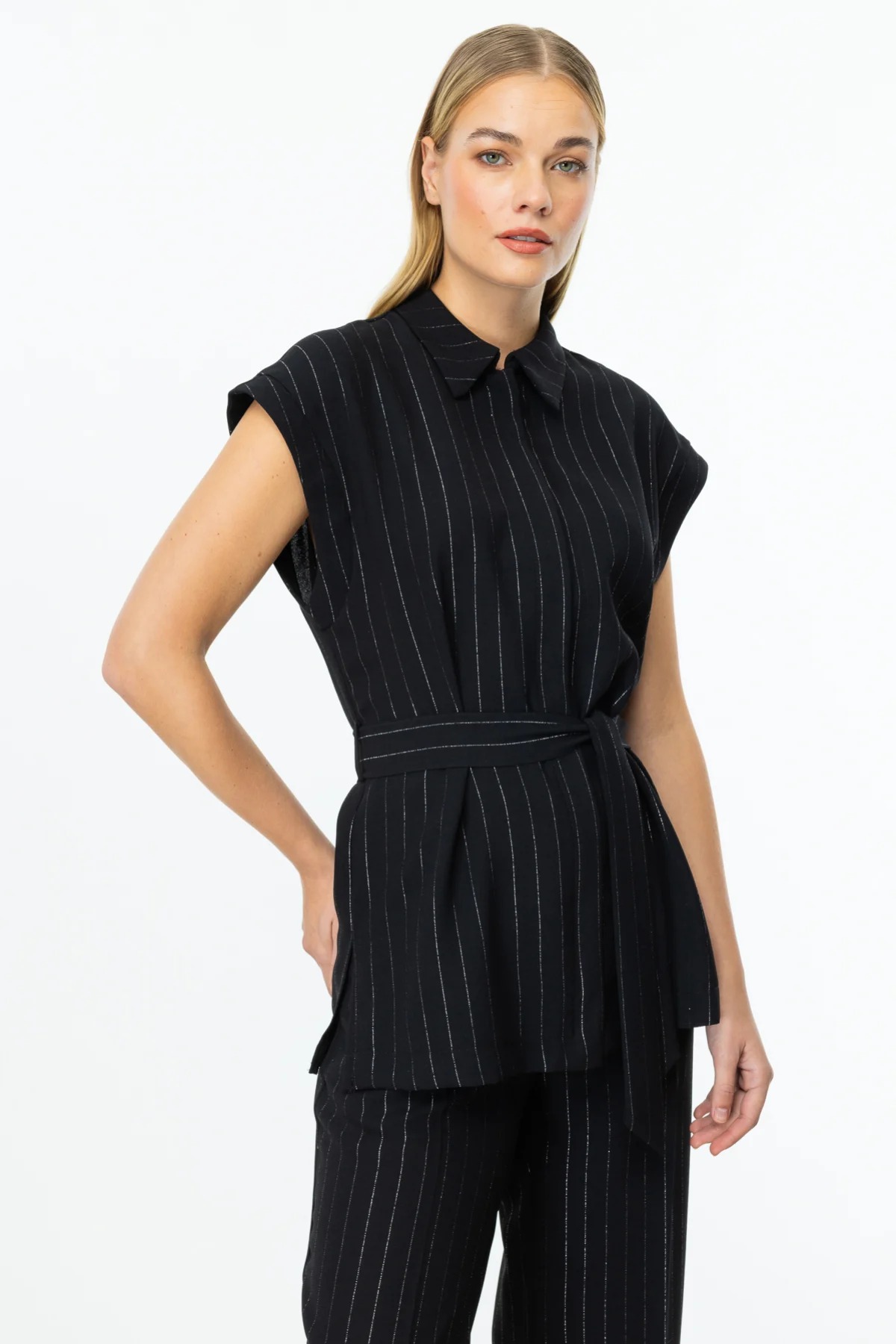 On Fashion Sıfır Kol Beli Kuşaklı Çizgili Kadın Yelek 25Y.ON.YLK.54347.01 (25Y.ON.YLK.54347.01) Siyah