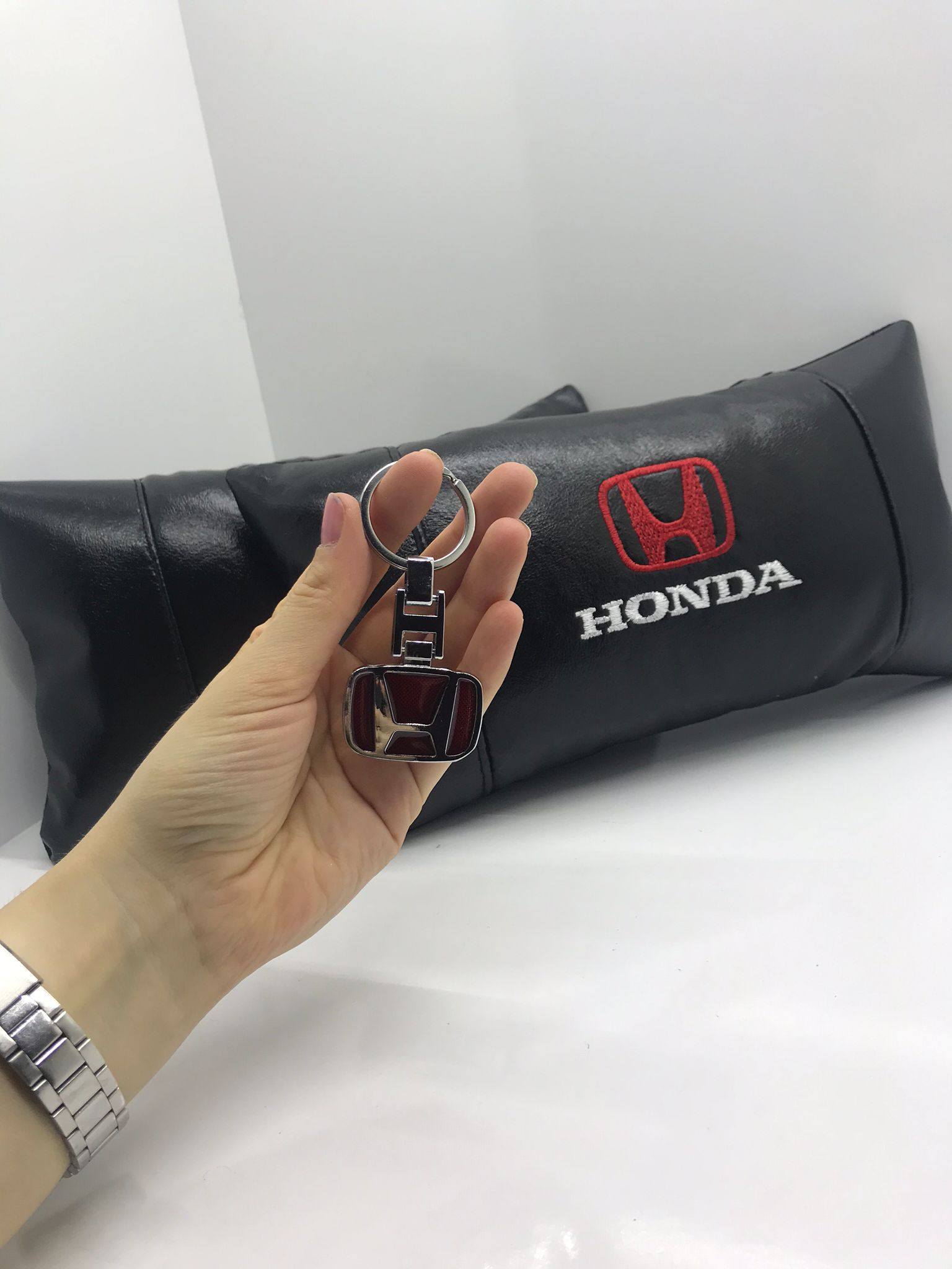 Cem Otomotiv Honda Araç Oto Boyun Yastığı Ve Honda Anahtarlık 2 ürün 1 Arada Eşe Sevgiliye Hediye
