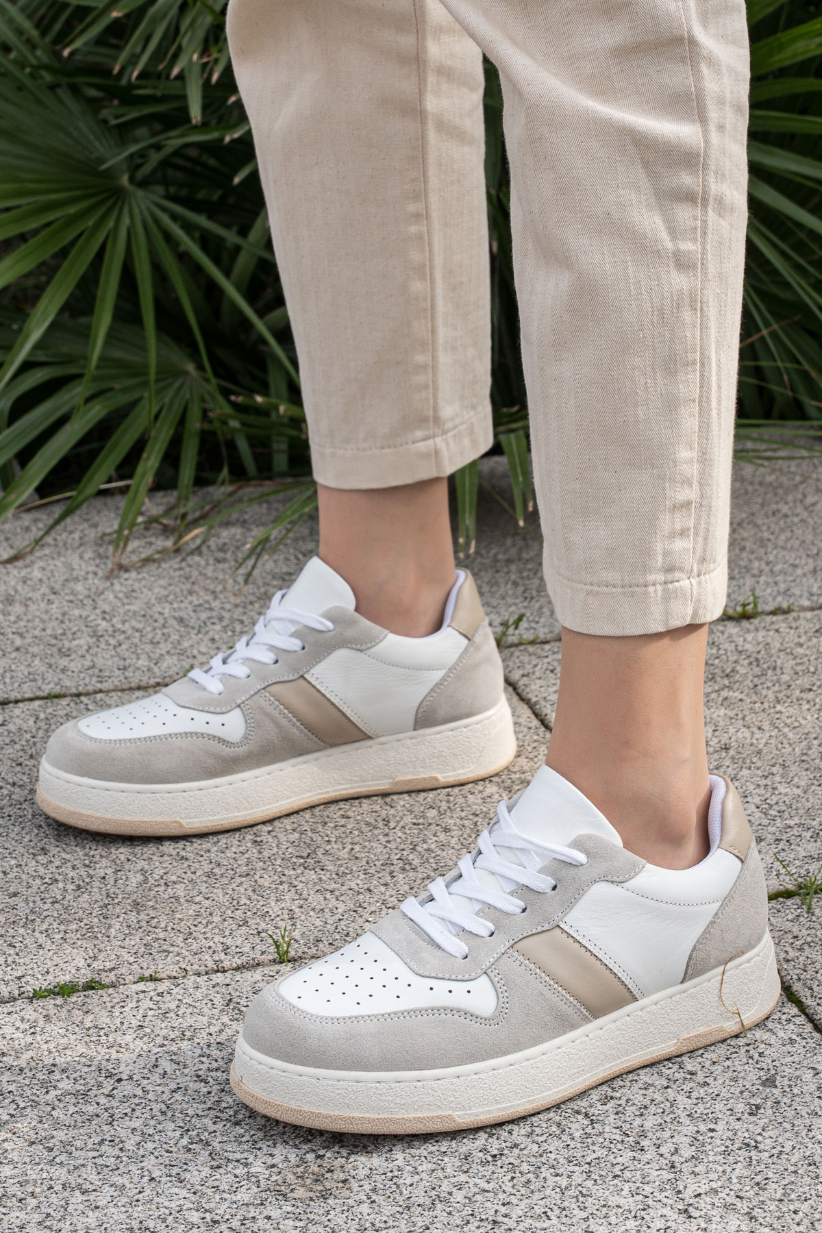 حذاء سنيكرز يومي نسائي بتفاصيل من الجلد والشامواه