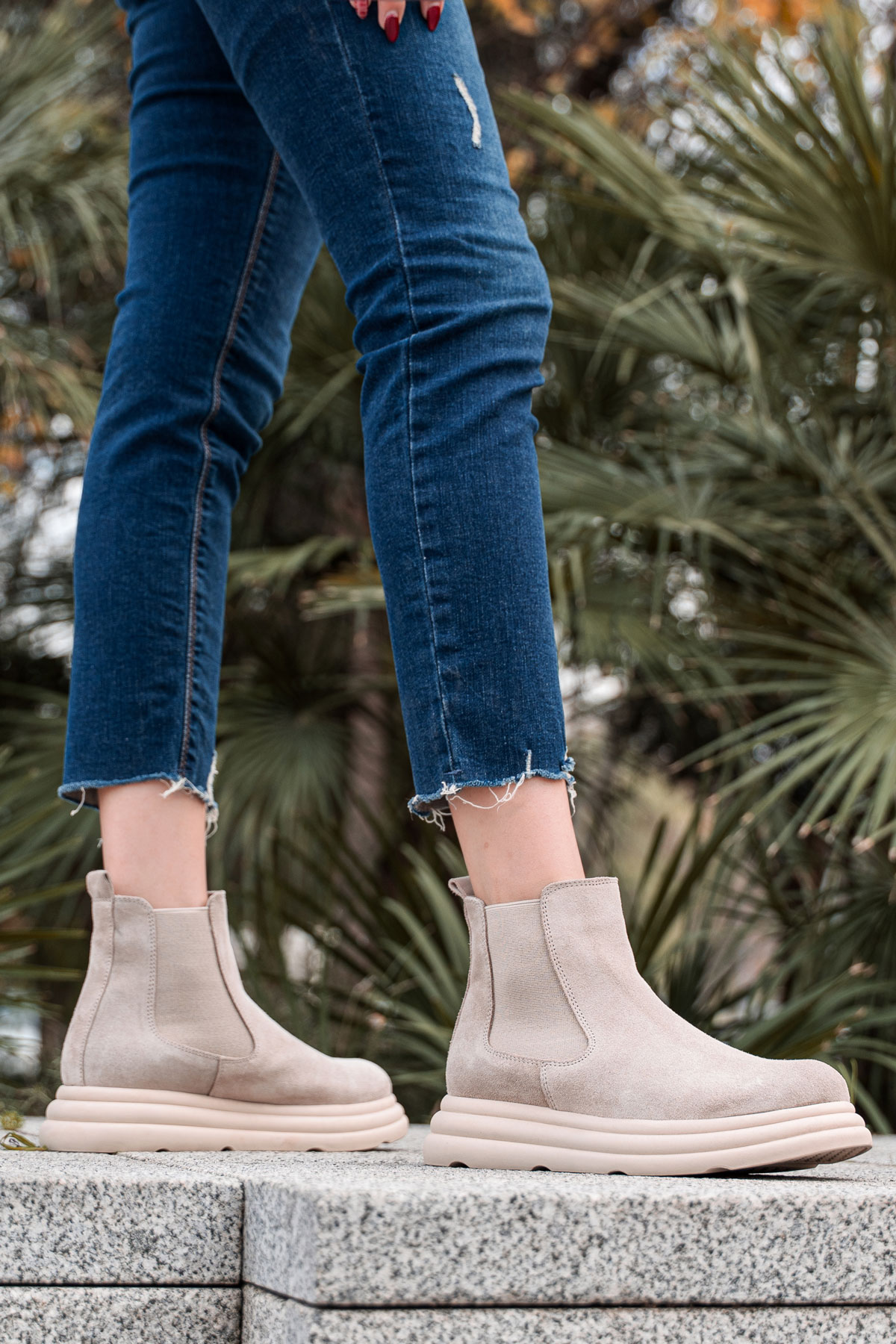 بوت تشيلسي نسائي من الجلد الشامواه