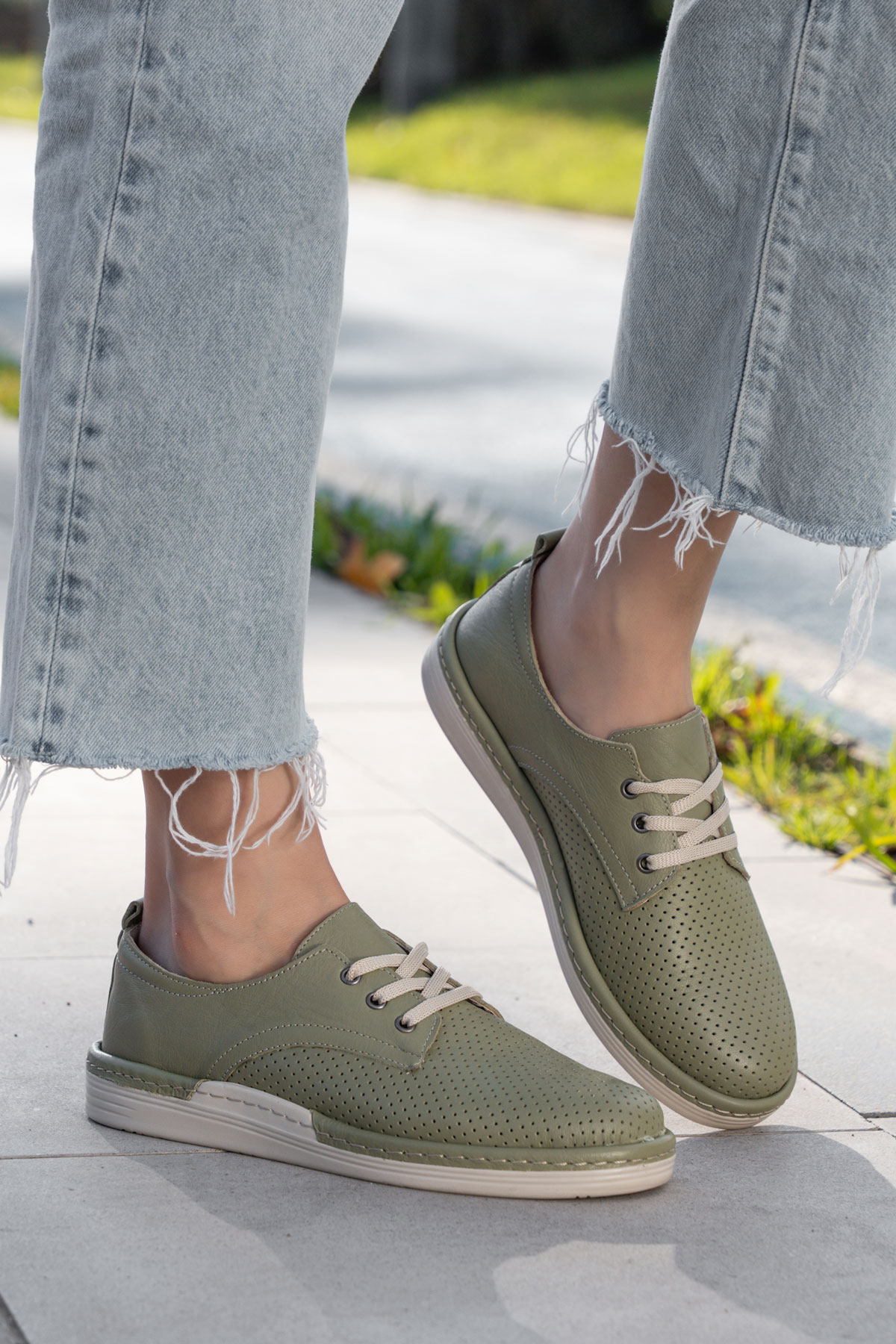 سنيكرز نسائي من الجلد الطبيعي من الداخل والخارج