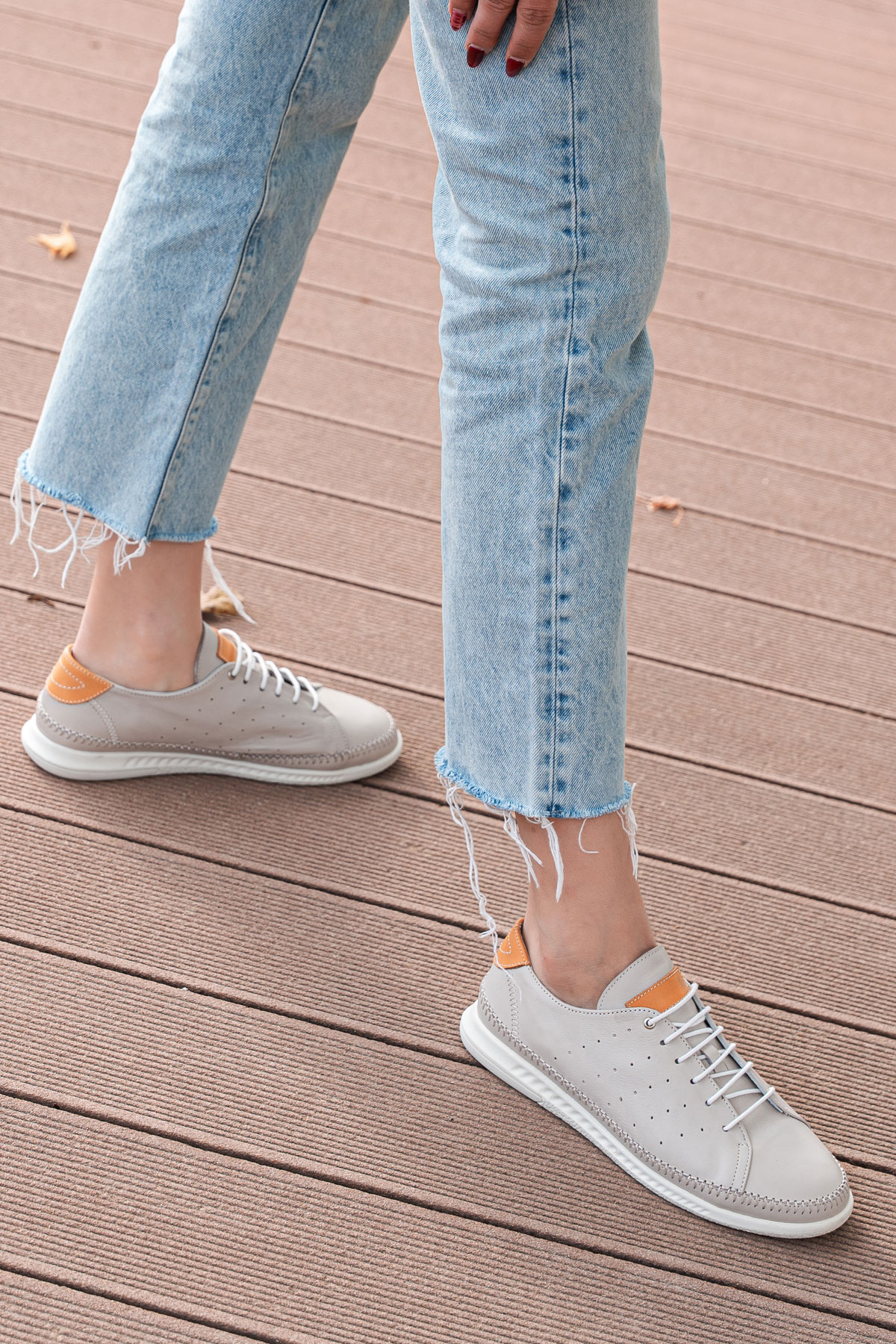  سنيكرز نسائي كومفورت (Comfort) من الجلد من الداخل والخارج