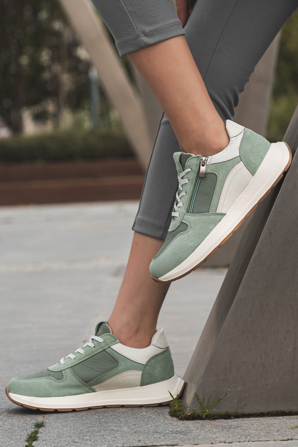 سنيكرز نسائي من الجلد والشامواه بسحاب جانبي