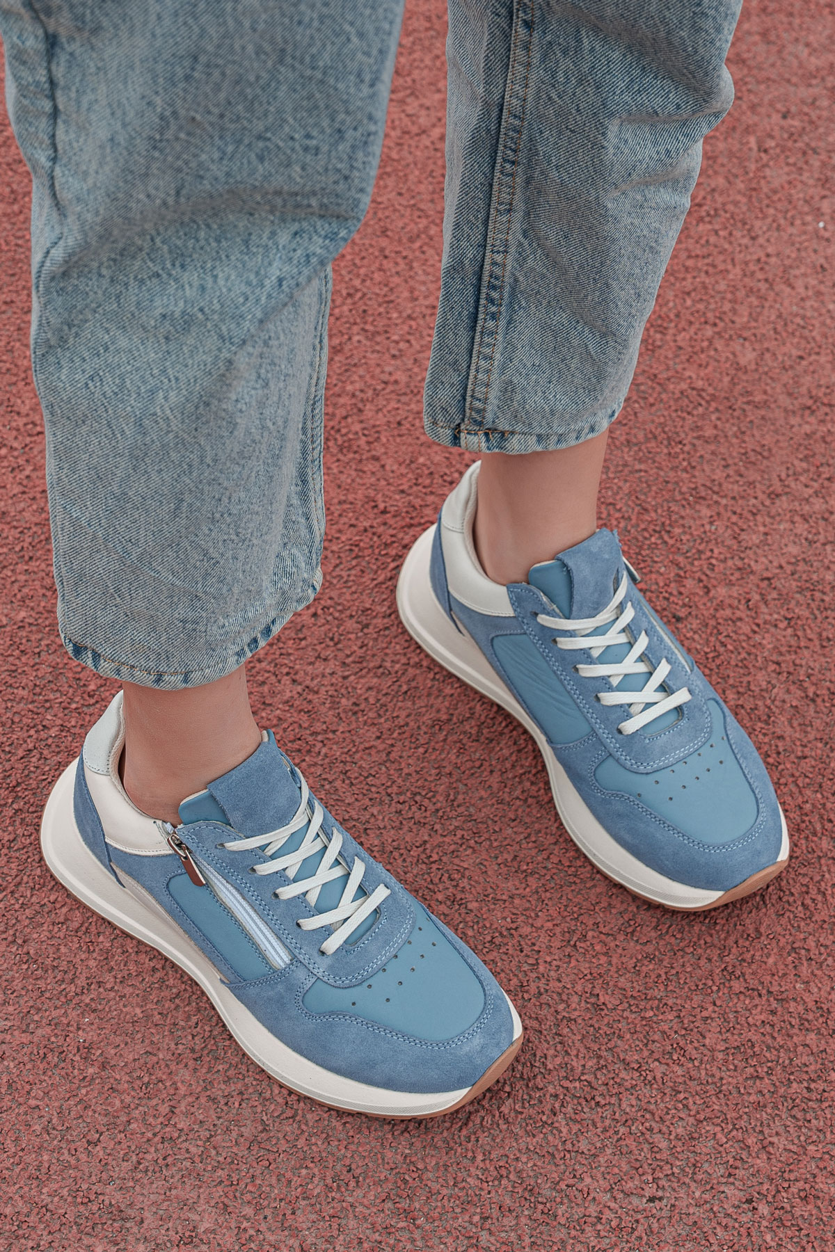 سنيكرز نسائي من الجلد والشامواه بسحاب جانبي