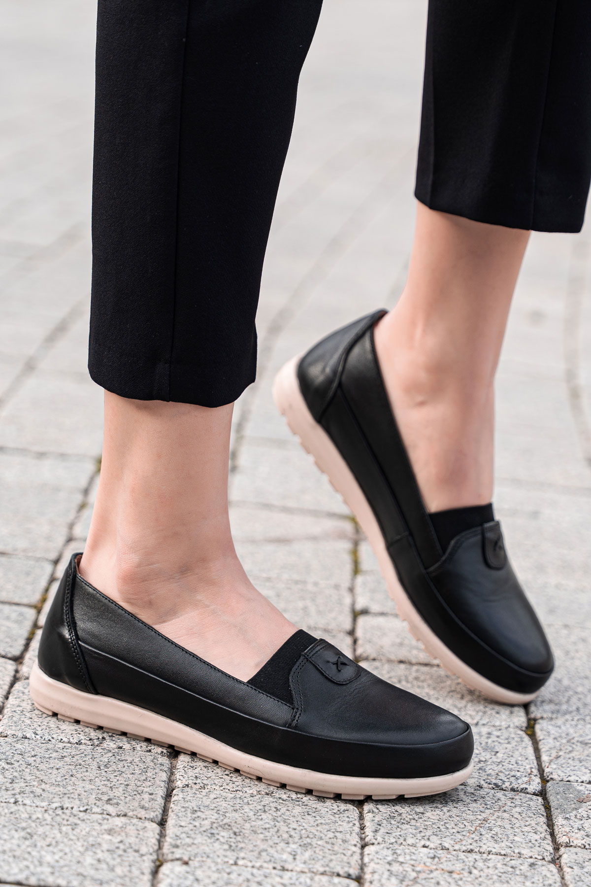 حذاء فلات نسائي كاجوال من الجلد من الداخل والخارج بنعل مريح