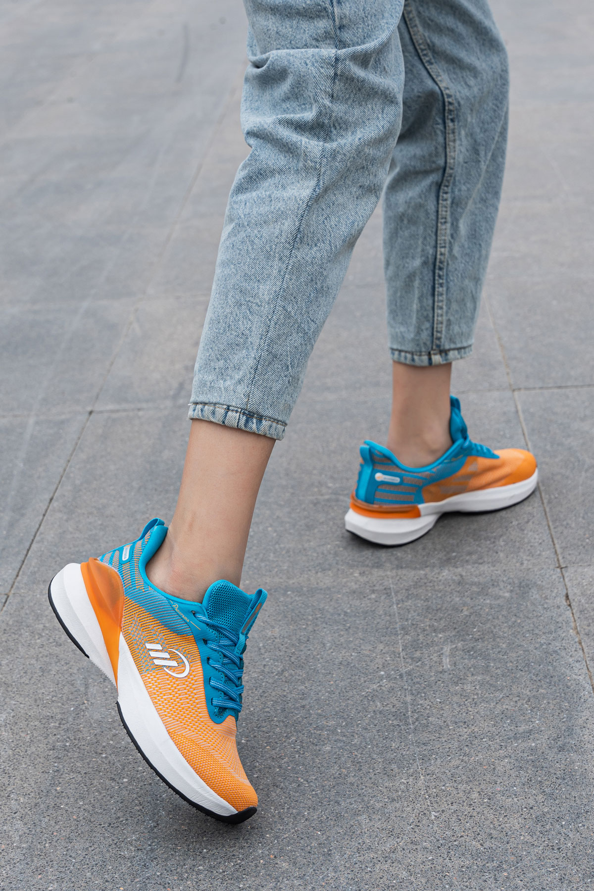 Удобные кроссовки Active на высокой подошве