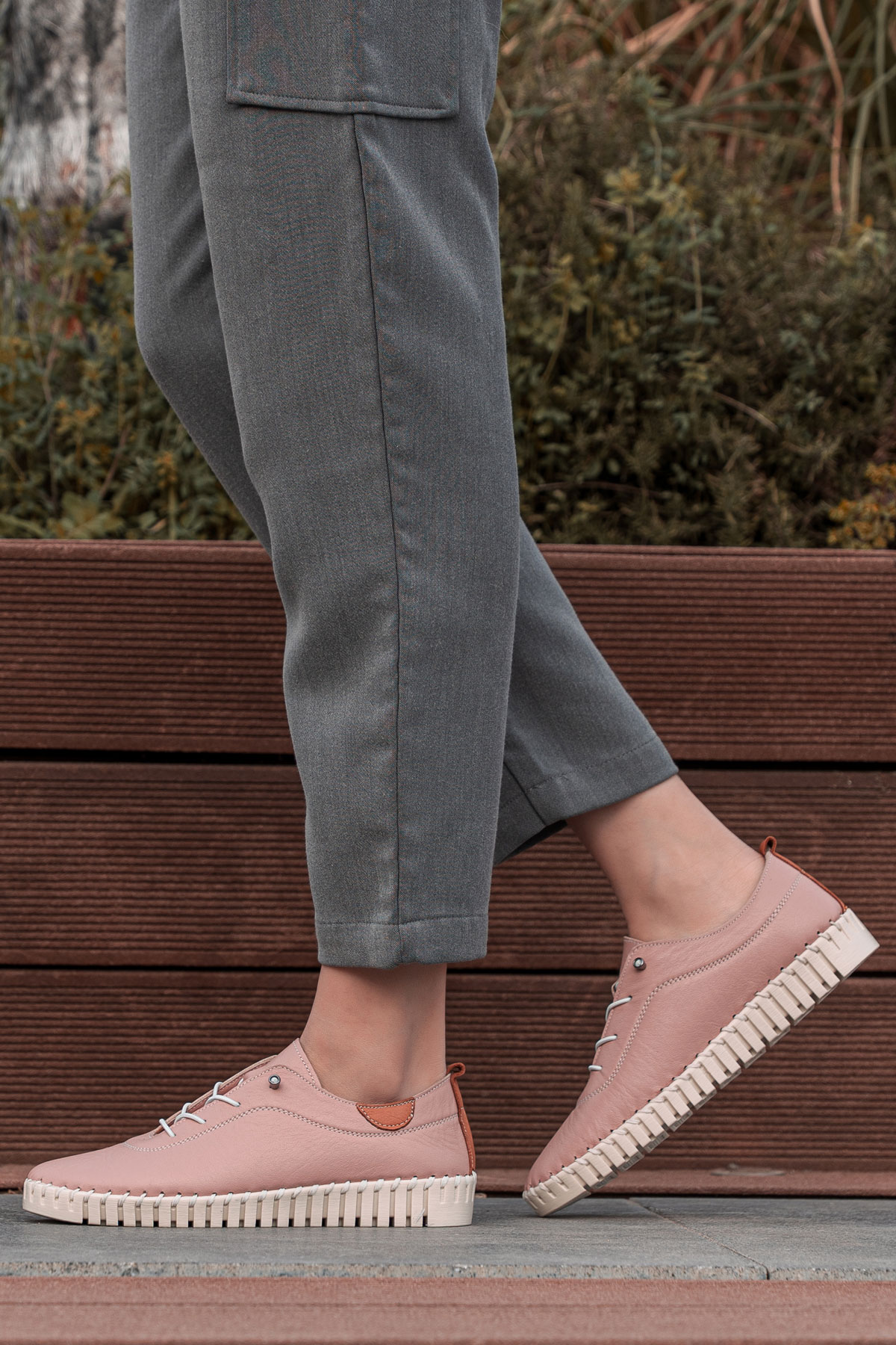 سنيكرز نسائي طبي من الجلد بتفاصيل خياطة