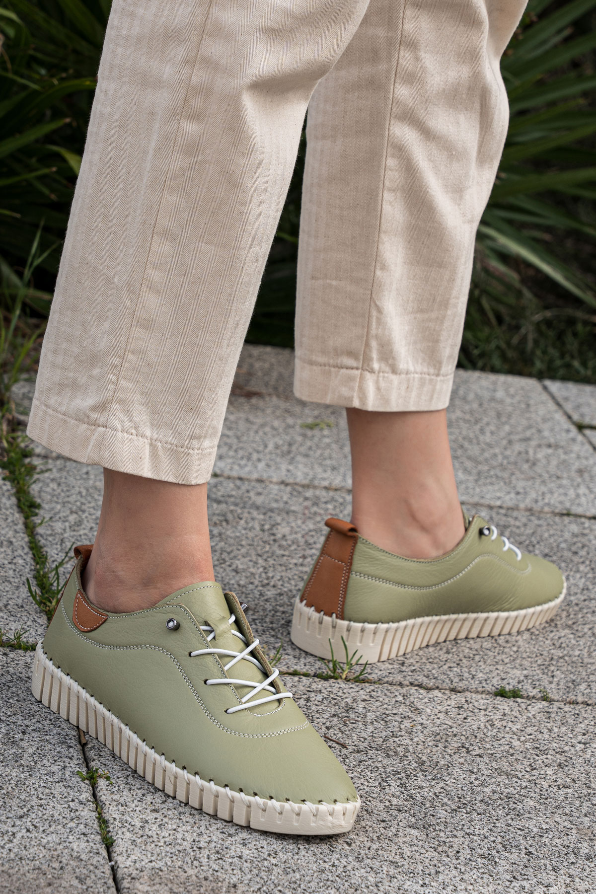 سنيكرز نسائي طبي من الجلد بتفاصيل خياطة