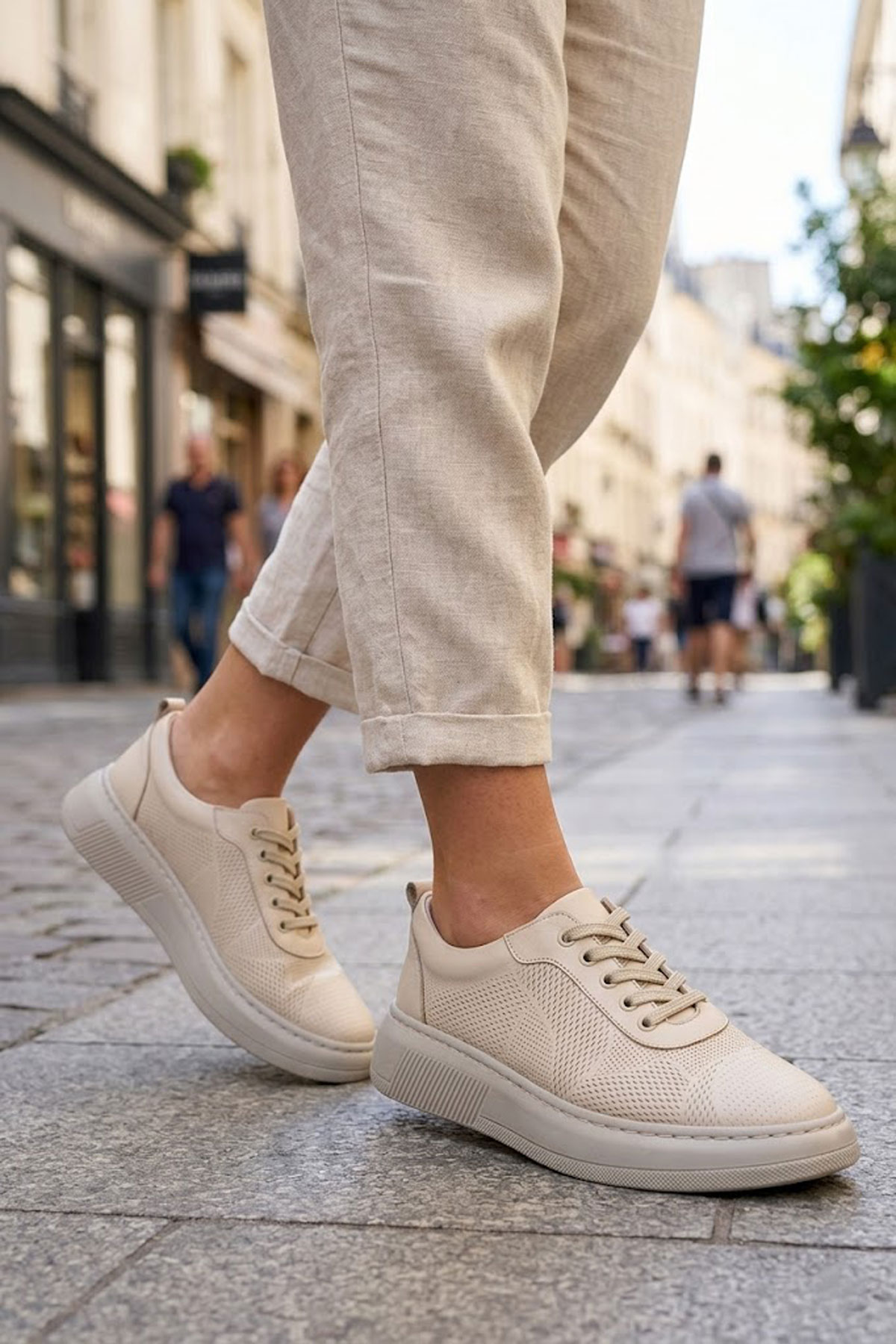 حذاء سنيكرز نسائي من الجلد الطبيعي بنعل خفيف