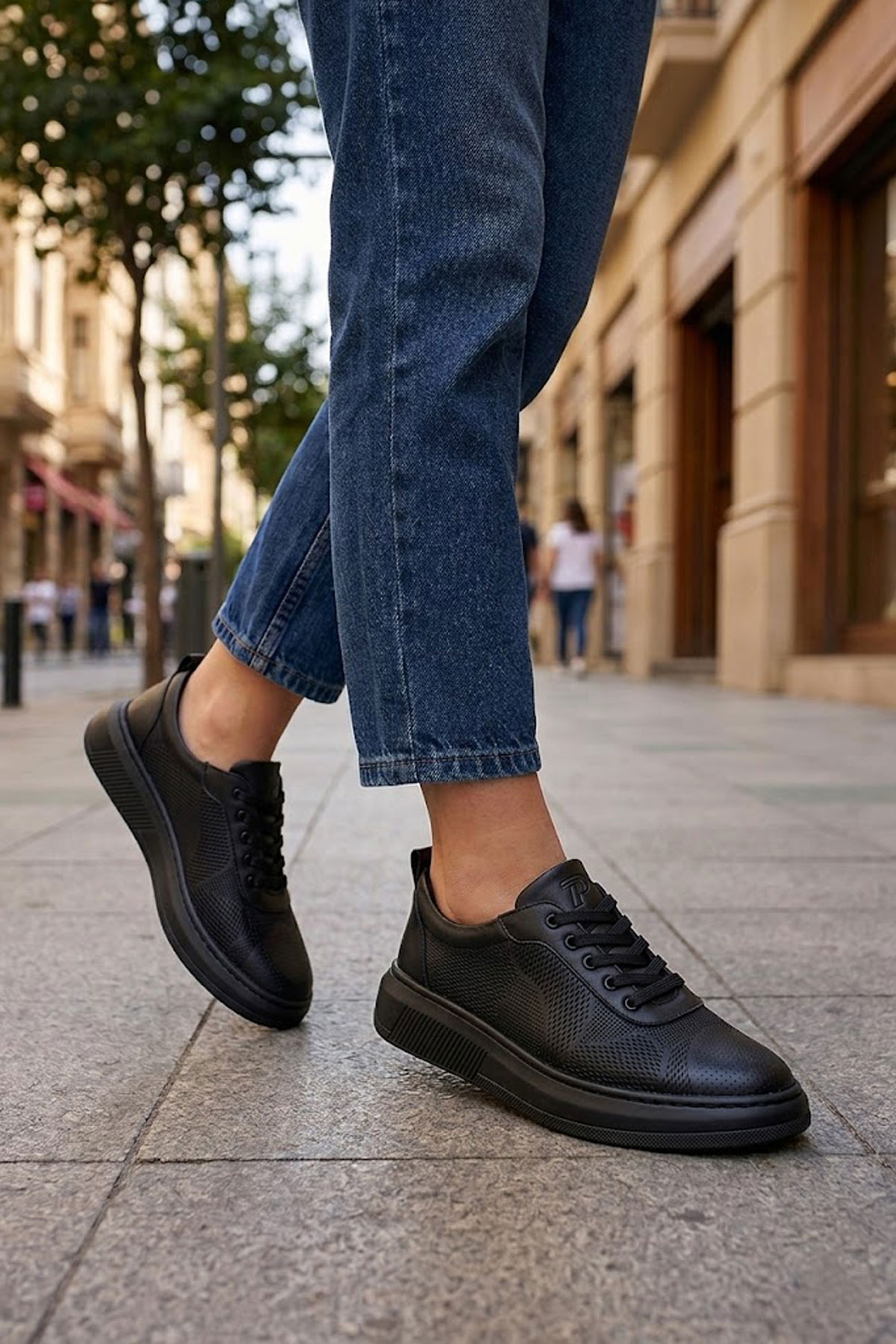 حذاء سنيكرز نسائي من الجلد الطبيعي بنعل خفيف