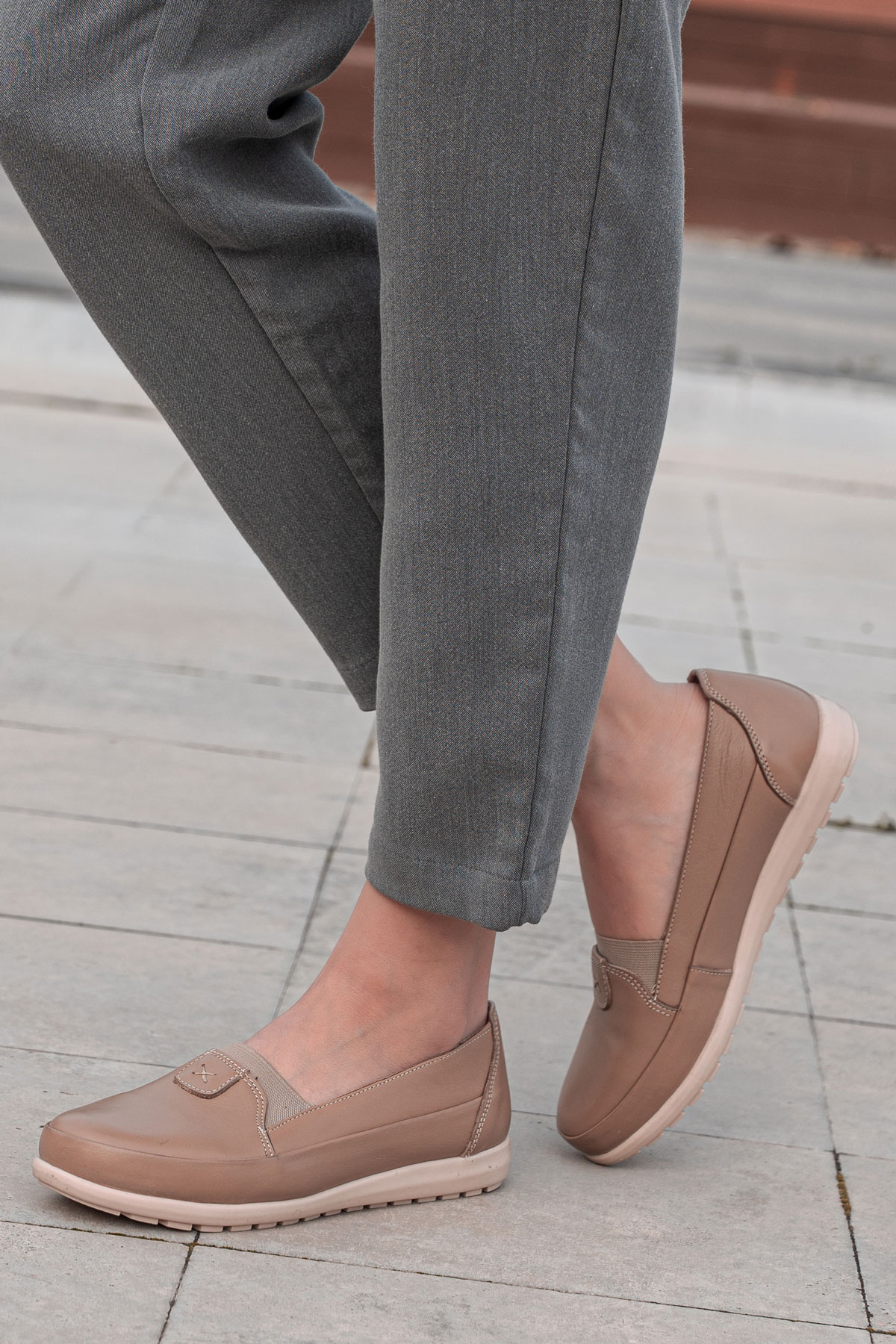 حذاء فلات نسائي كاجوال من الجلد من الداخل والخارج بنعل مريح