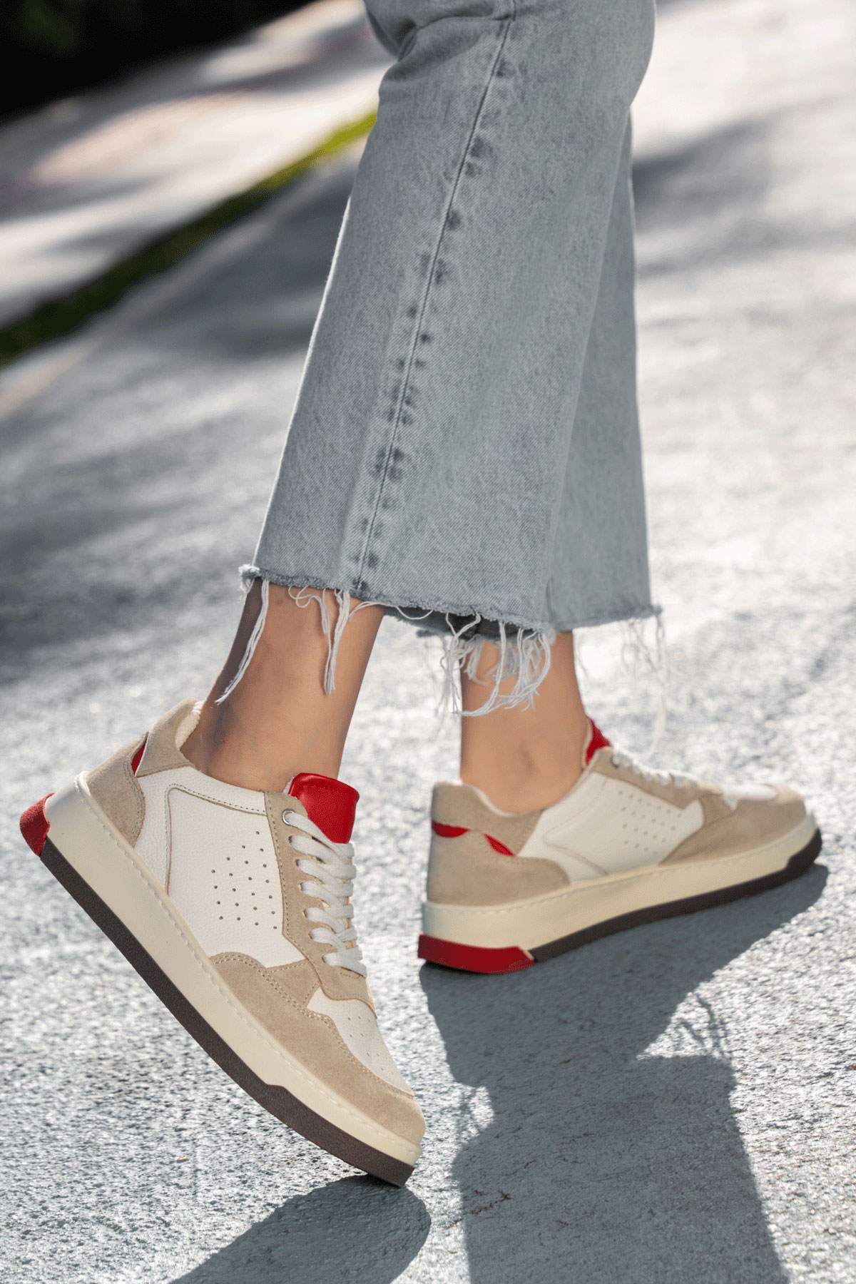 Женские кроссовки из натуральной кожи с замшевыми деталями