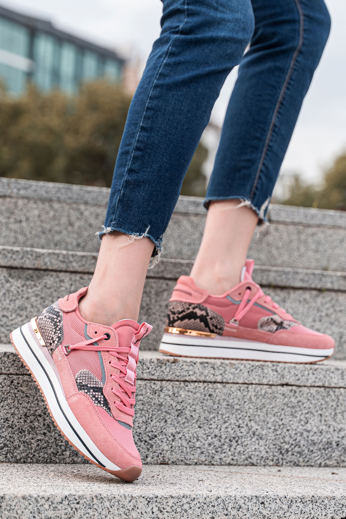 Женские кроссовки с деталями из замши и натуральной кожи