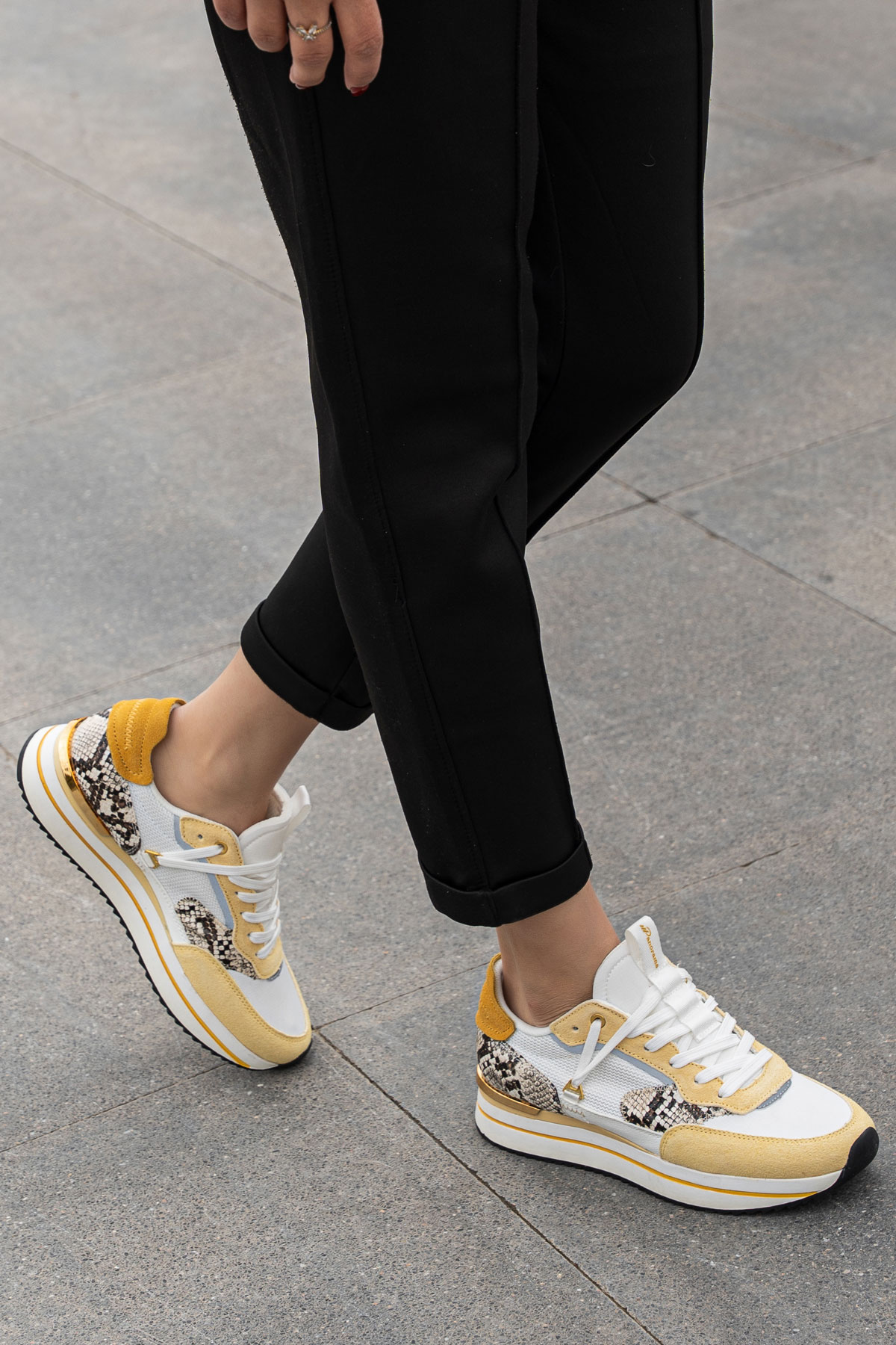 Женские кроссовки с деталями из замши и натуральной кожи