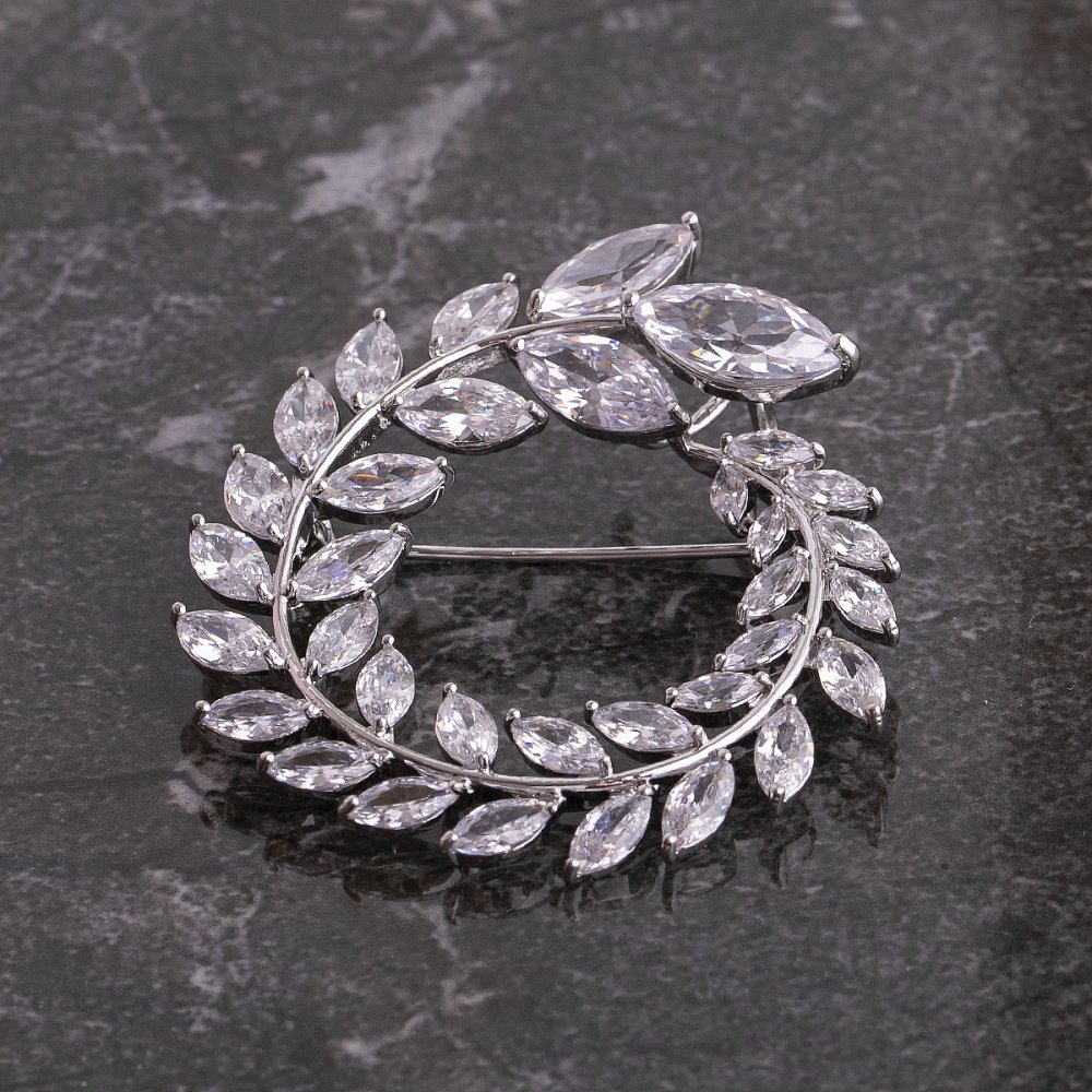 Zirkon taşlı lüx yaka iğnesi broş gümüş rengi dairesel defne yaprağı modeli yaka broşu