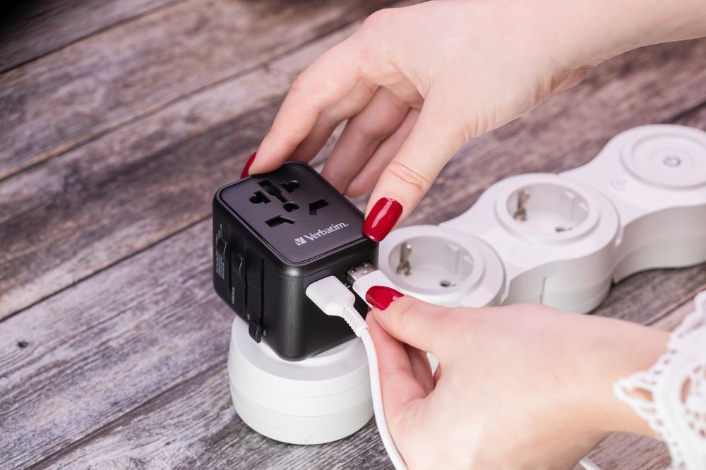 VERBATIM CHR UTA-01 UNIVERSAL TRAVEL ADAPTER WITH 2 X USB-A PORTS