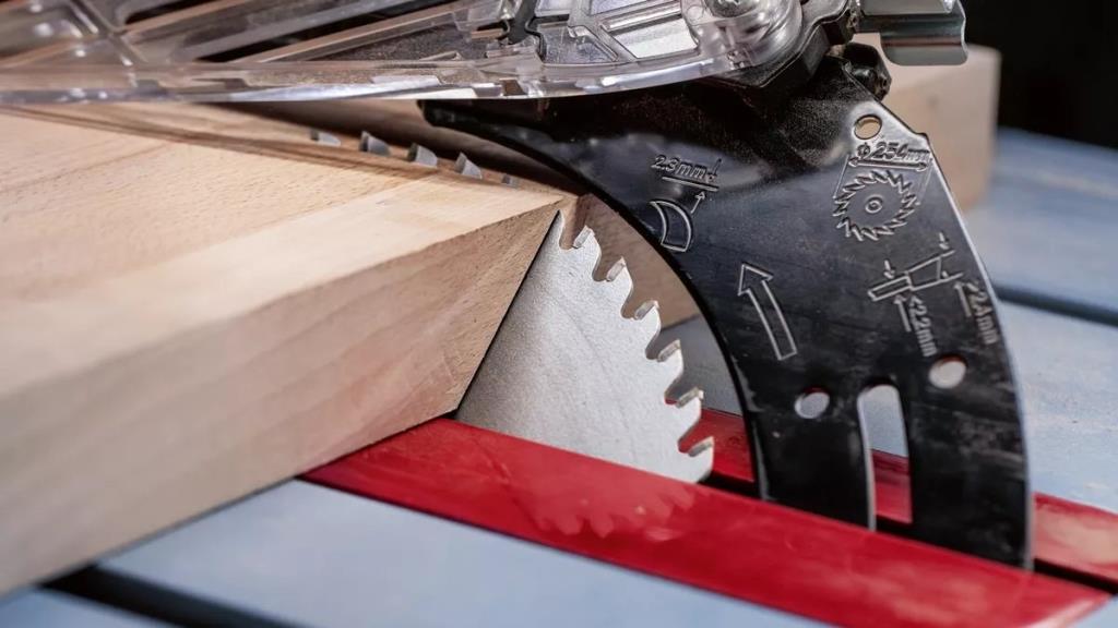 BOSCH 305x30x2,5 mm 96 Diş PRO Wood Ahşap Elmas Daire Testere Bıçağı(2608640442) ne işe yarar