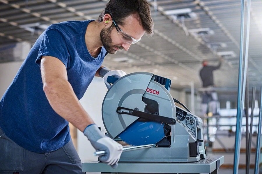 BOSCH Expert Metal 305x2.6x25.4 mm 60 Diş Elmas Uçlu Metal Kesme Daire Testeresi (2608643060) ne işe yarar
