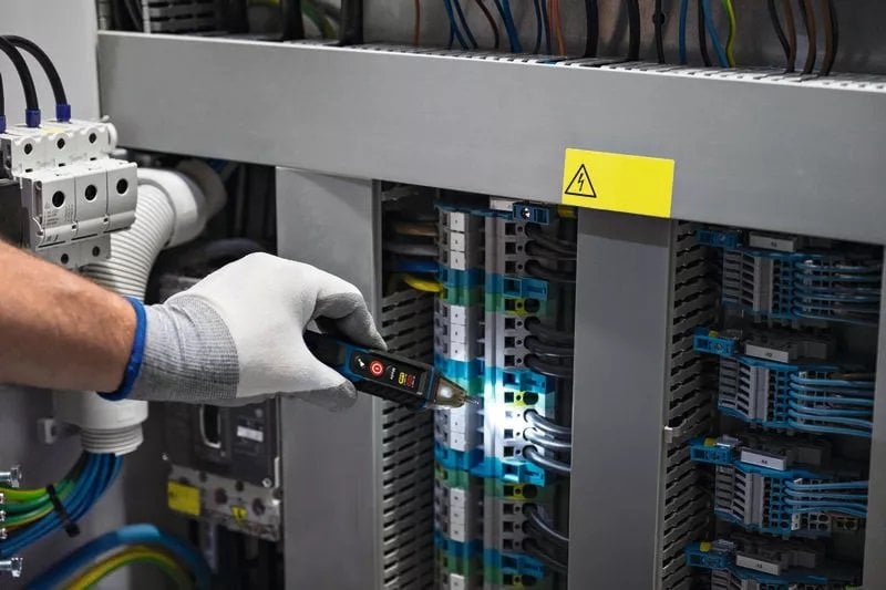 BOSCH GVD 1000-17 Temassız Isık - Sesli Uyarı Elektrik Voltaj Test Kontrol Ölçü Aleti Cihazı ne işe yarar