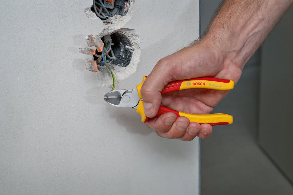 BOSCH Profesyonel VDE 1000 Volt 5 Parça Pense Tornavida Seti (1600A02NG2) ne işe yarar