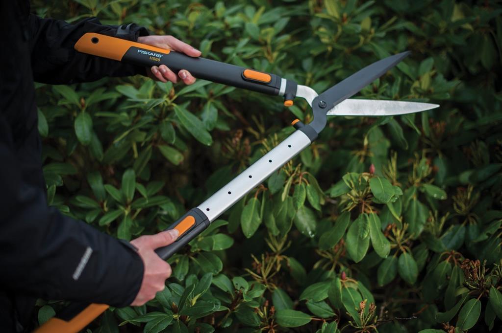 FISKARS HS86 SmartFit Teleskopik Çit Budama Makası (1013565) ne işe yarar