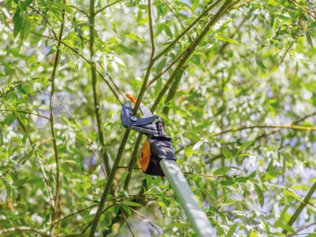 FISKARS UPX82 Yüksek Dal Budama Makası (1023625) ne işe yarar