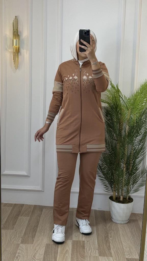 Stylish and comfortable pajamas for veiled women, featuring a practical design with a front zipper and side pockets, model G0473 - Beige