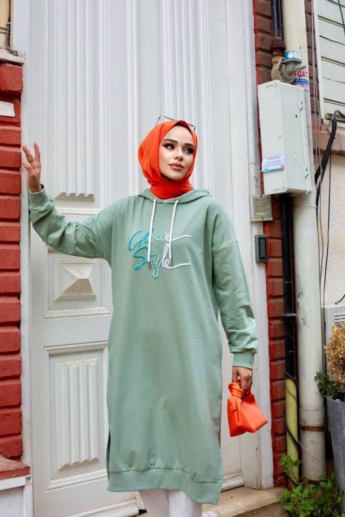 Elegant blouse for veiled women with a modest and modern design, perfect for your daily looks. Model G1045 - Green