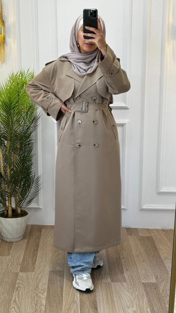 Long trench coat for veiled women with double buttons and a waist belt, elegant and perfect for winter looks. Model G1314 - Tan