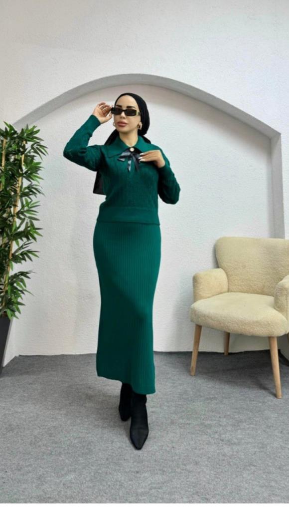 Soft and elegant two-piece dress, featuring a woolen outer layer with simple details, model G1598 - Green