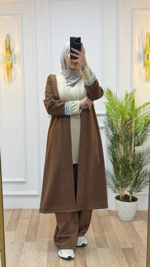 Stylish and comfortable three-piece hijab set, including a long kimono, a blouse, and wide pants. model m8056 - AÇIK KAHVE