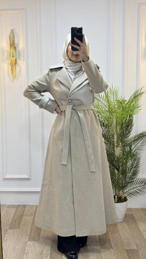 Elegant long coat for veiled women with leather details and a waist belt, perfect for winter looks model M9027 - Beige