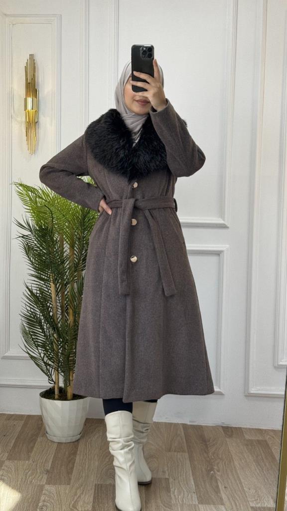 Elegant winter wool trench coat for veiled women, with fur collar, model G1362 - Tan