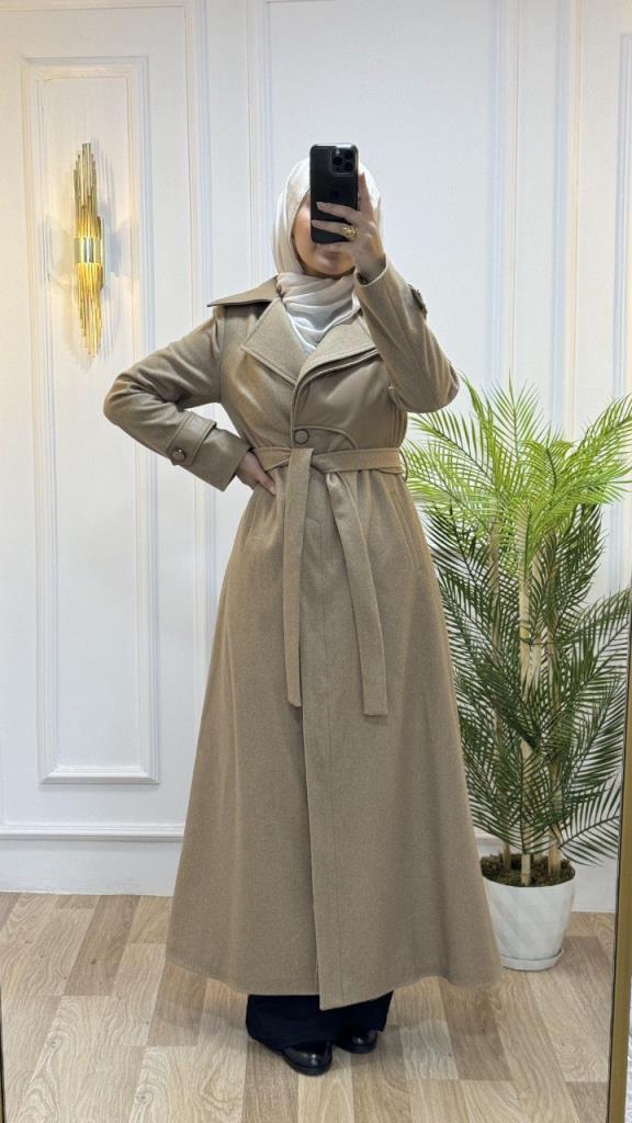 Elegant long coat for veiled women with leather details and a waist belt, perfect for winter looks model M9027 - Tan