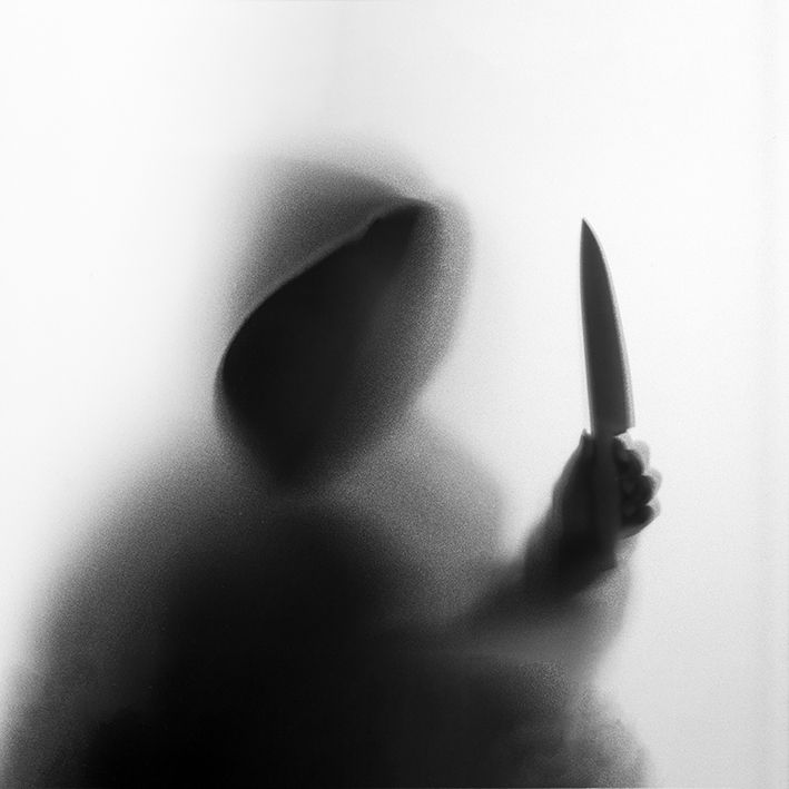 baskılı fon perde korkunç adam bıçak gölge desenli gri siyah
