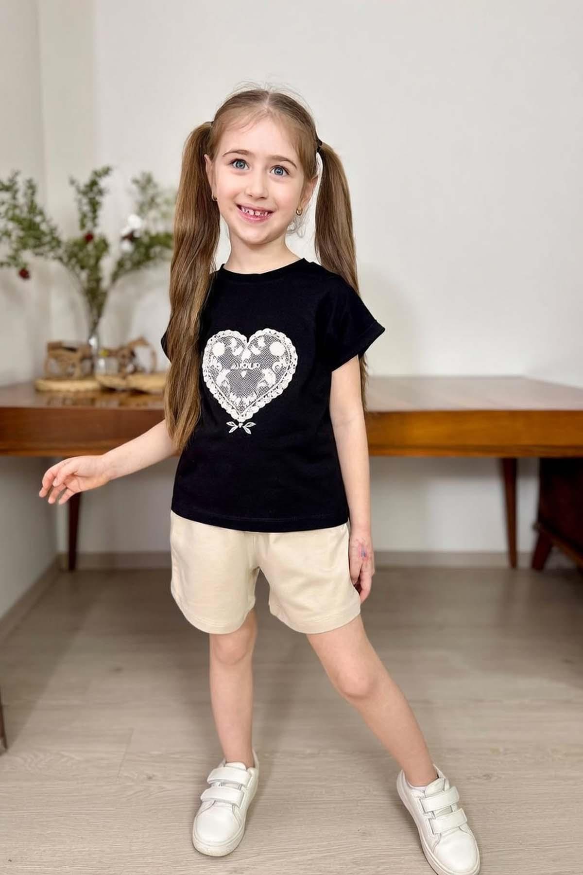 Kız Çocuk Göğsünde Dantel İşleme Kalp Detaylı Siyah T-Shirt Beli Lastikli Şortlu Takım