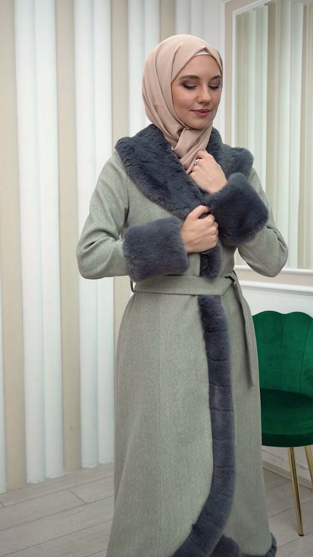 Luxury women's winter coat with belt, sleeves and fur collar 1337 Gri