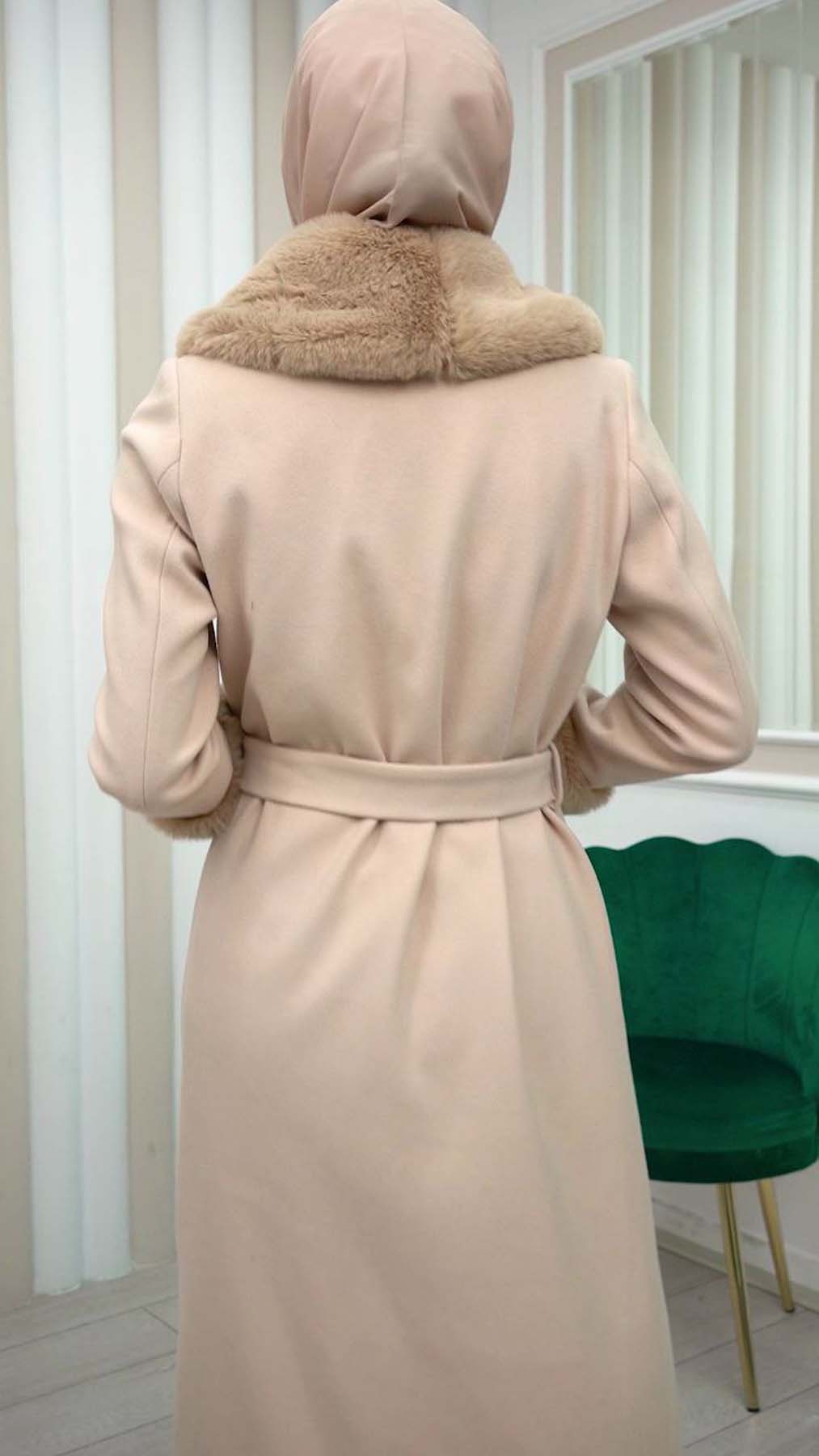 Luxury women's winter coat with belt, sleeves and fur collar 1337 Bej