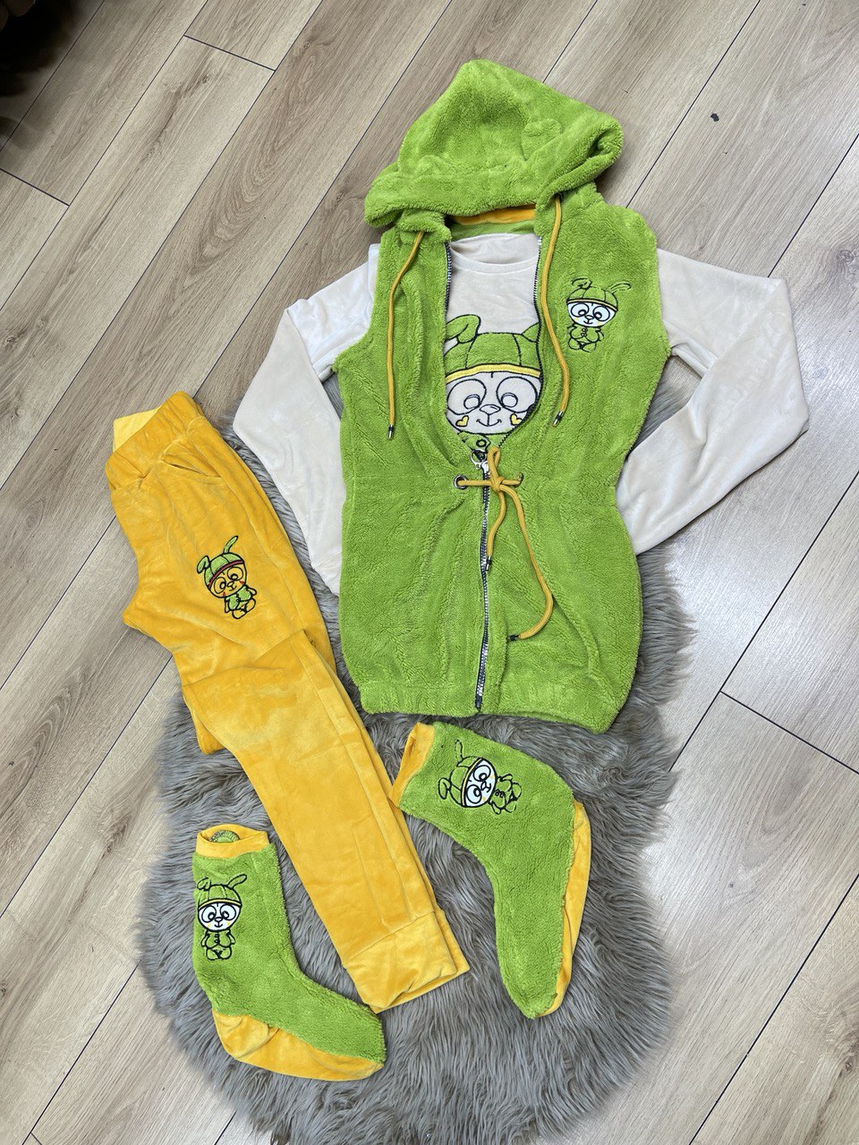 (RABBIT) 4-PIECE WINTER VELVET TRACKSUIT -VEST -T-SHIRT -TROUSERS -SOCKS -1087 kivi