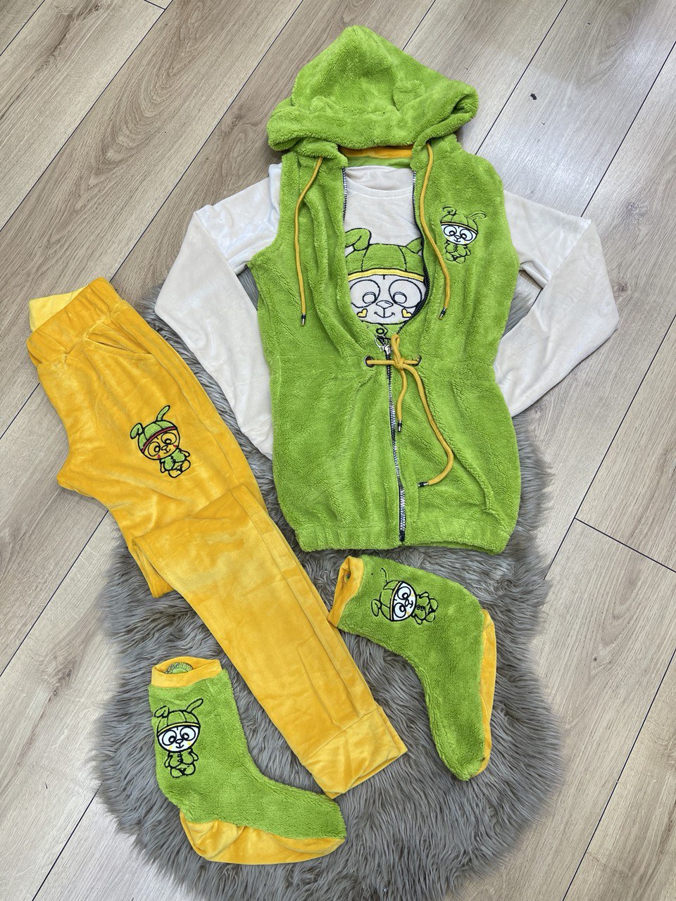 (RABBIT) 4-PIECE WINTER VELVET TRACKSUIT -VEST -T-SHIRT -TROUSERS -SOCKS -1087 kivi