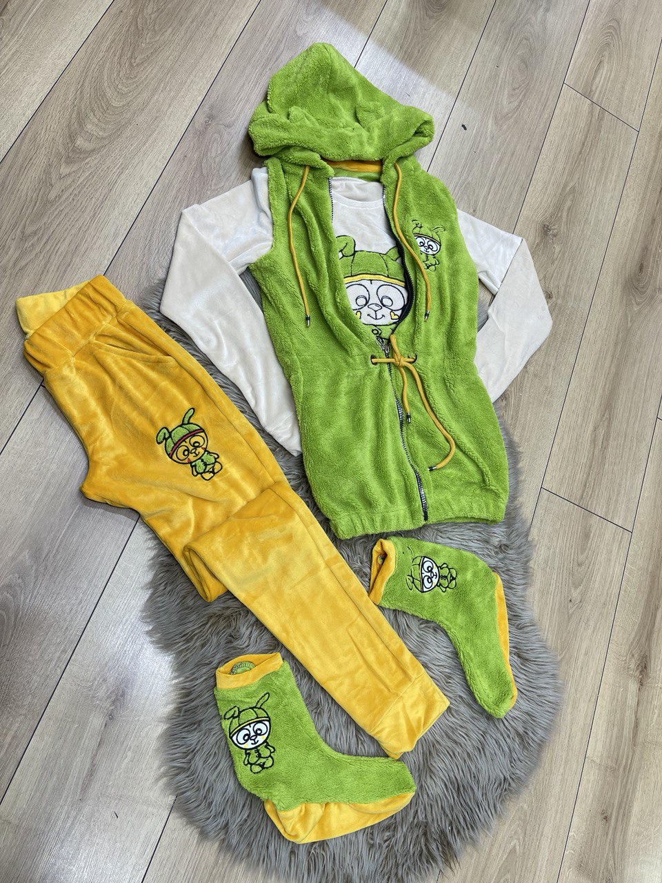 (RABBIT) 4-PIECE WINTER VELVET TRACKSUIT -VEST -T-SHIRT -TROUSERS -SOCKS -1087 kivi